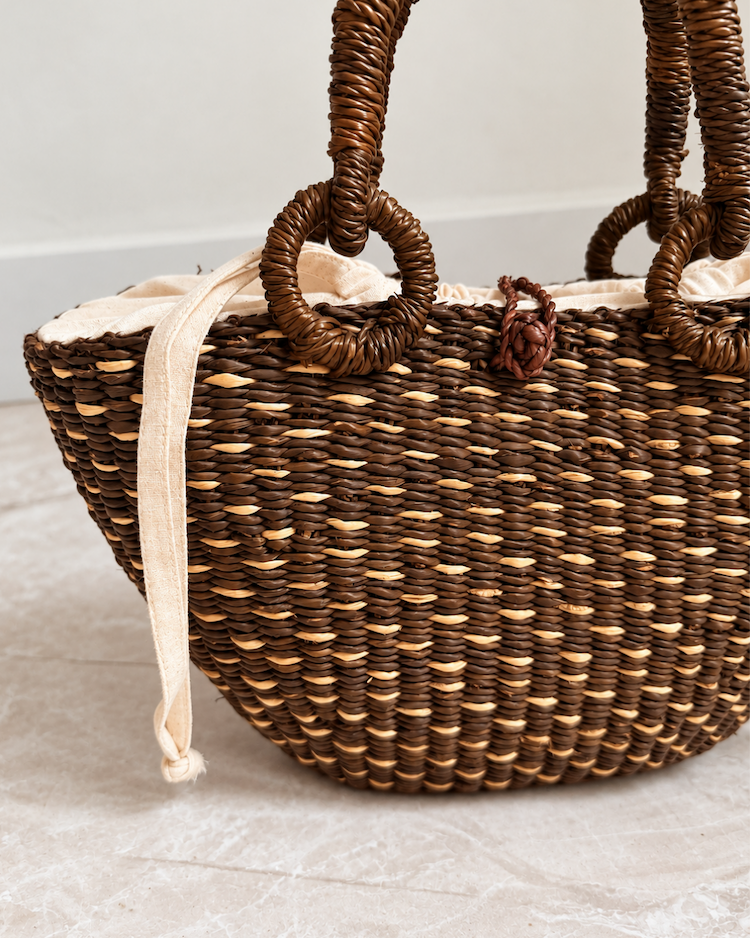 Close-up of the straw weave on the side of the handbag